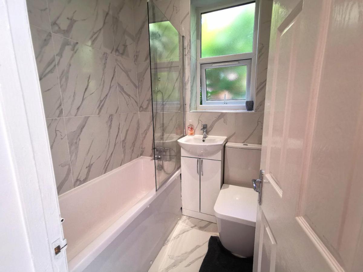 Flat-B, 4 Adults, 20 Mins To Beach, Netflix, Wifi, Sleeps 4 Adults Bournemouth Exterior photo